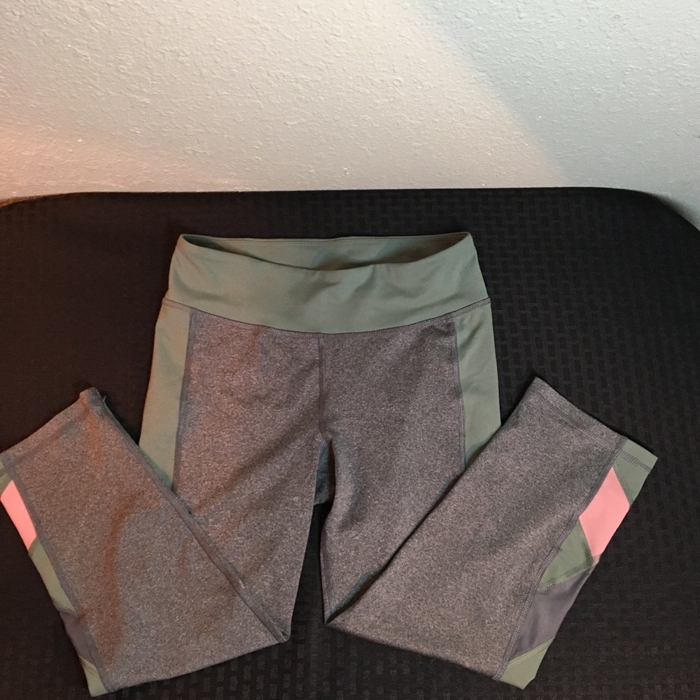 AéRopostale Live Love Dream jogging Capri pants.